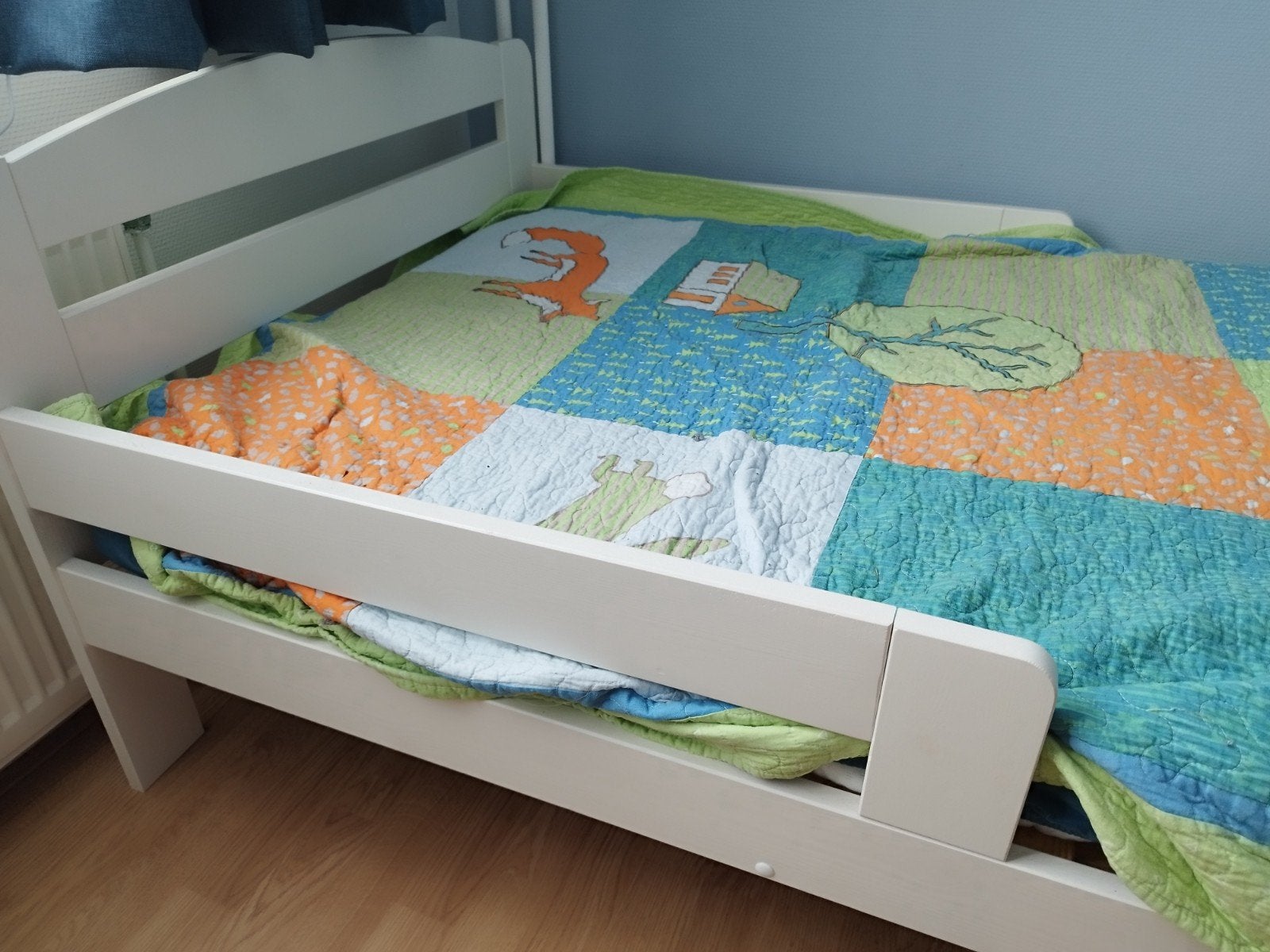 Wit kinderbed met uitvalbeveiliging, Ophalen, Verstelbaar, 90 cm, Eenpersoons