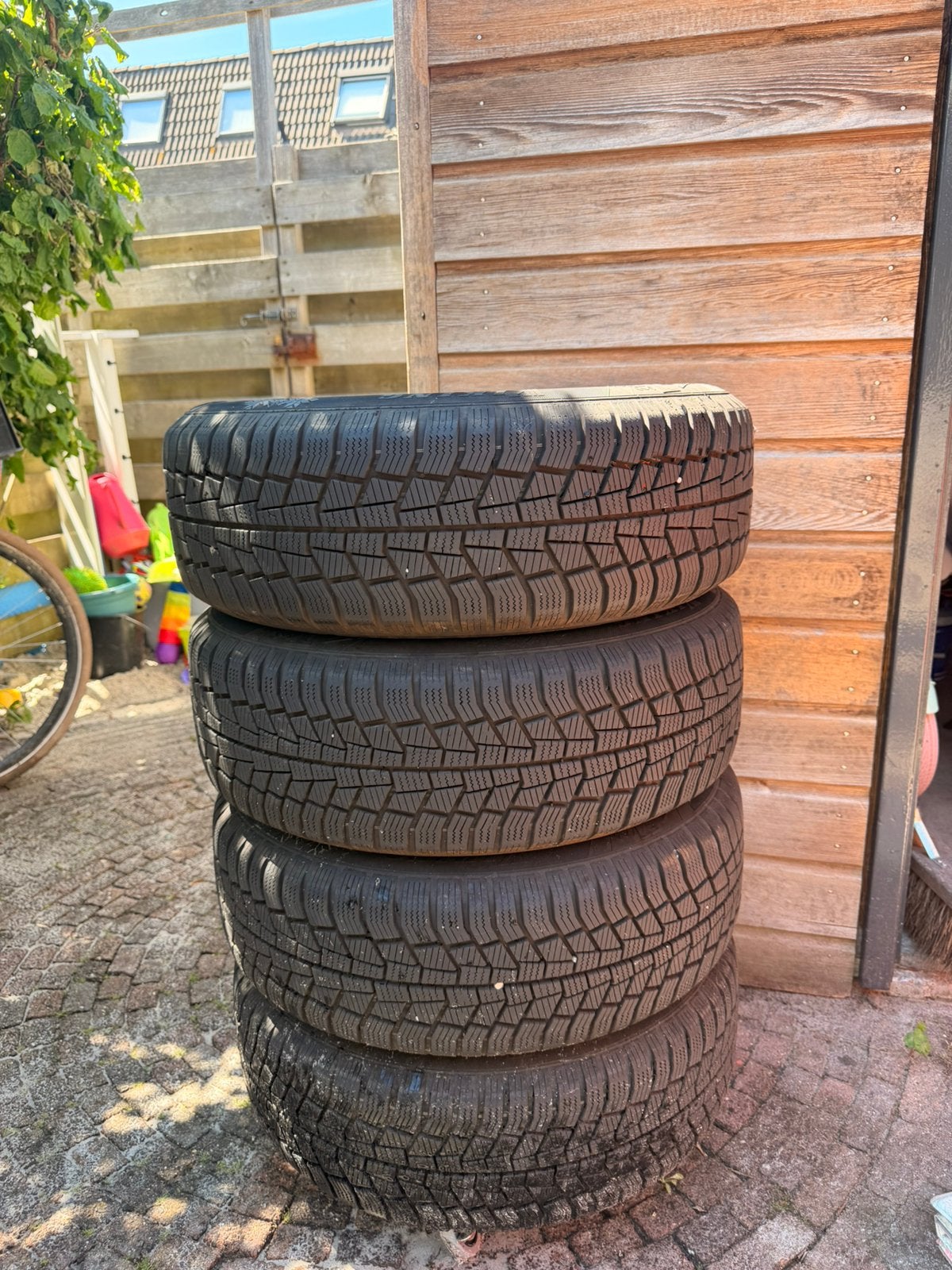 Winterbanden op stalen velgen 205/60 R16, Ophalen, Zo goed als nieuw