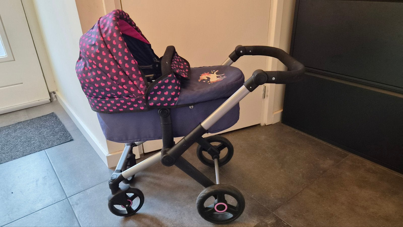 Leuke poppenwagen met eenhoorn en hartjespatroon, Ophalen, Gebruikt, Babypop