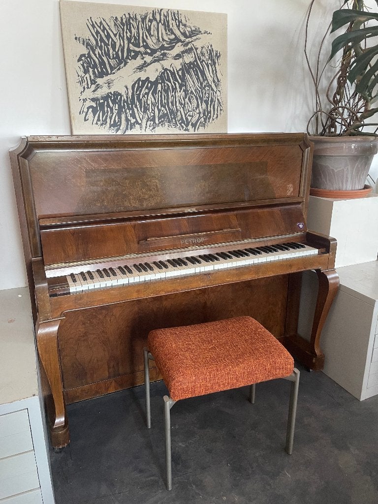 Petrof staande messing piano met walnoot kast (1937), Ophalen, Gebruikt, Bruin, Piano