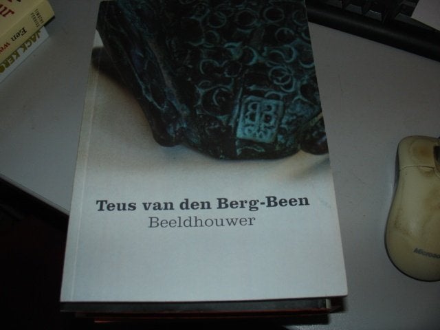 teus van den berg been - beeldhouwer, Ophalen of Verzenden, Zo goed als nieuw, Beeldhouwkunst
