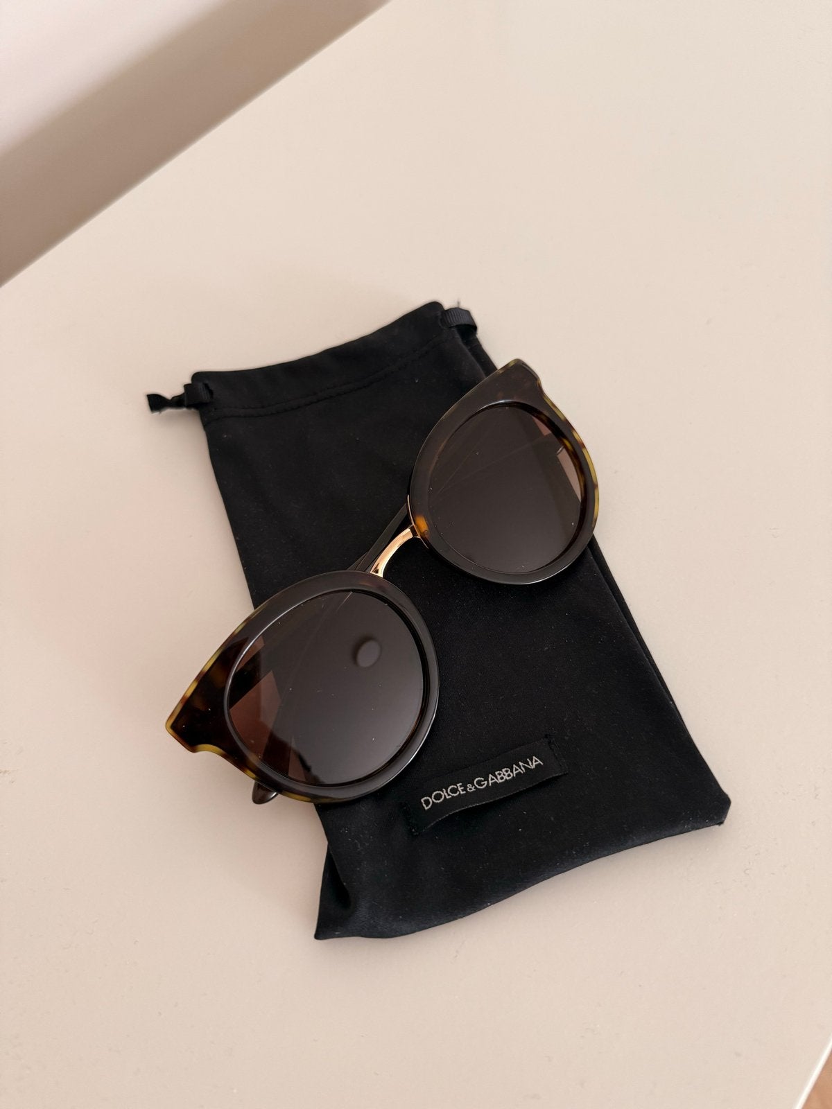 Dolce & Gabbana Zonnebril met Hoesje - Zo goed als nieuw, Zonnebril, Bruin, Ophalen of Verzenden, Zo goed als nieuw