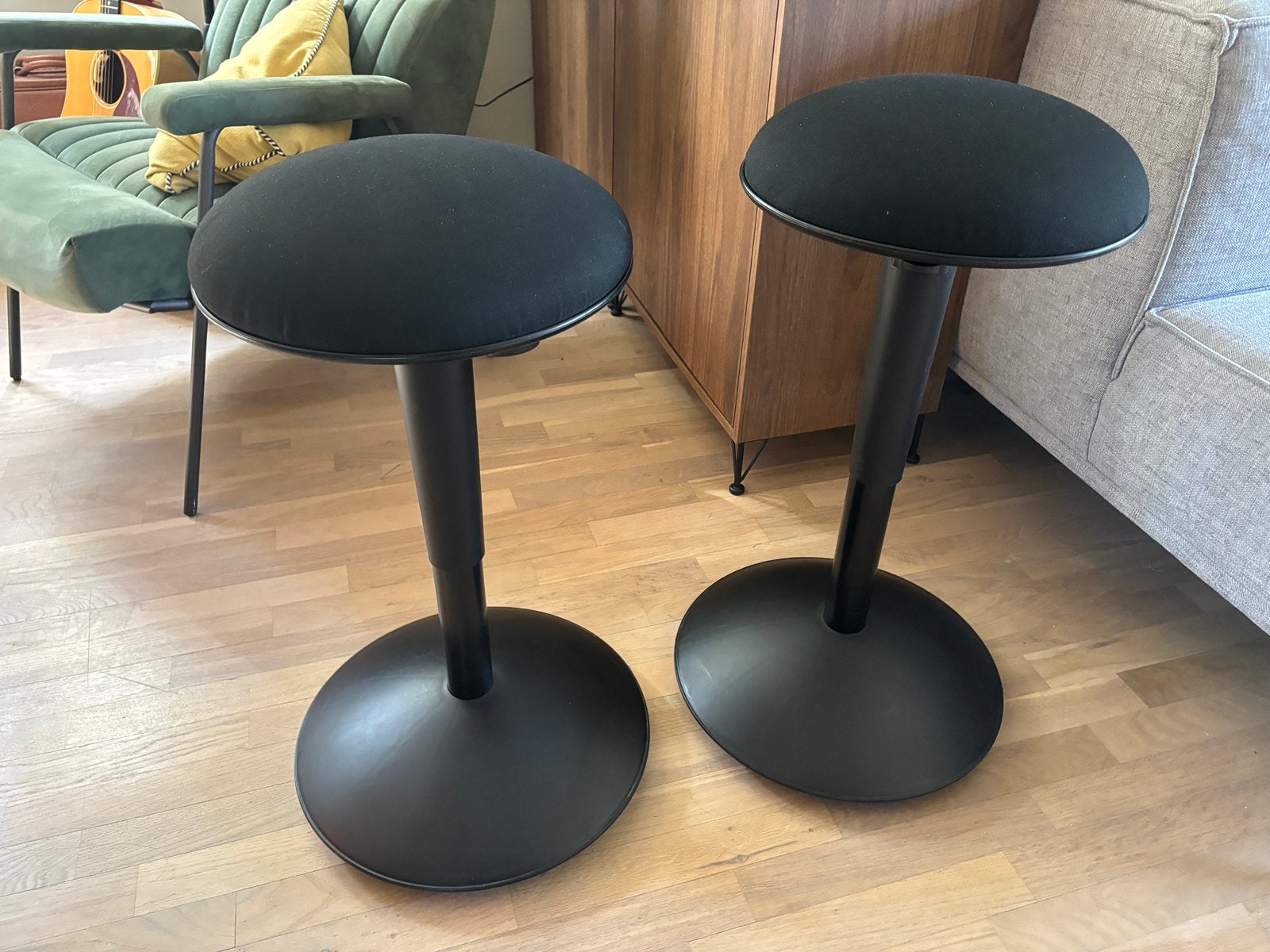 Ikea Nilserik zit/sta kruk zwart 1x (ander is al verkocht), Ophalen, In hoogte verstelbaar, Zo goed als nieuw, Kunststof