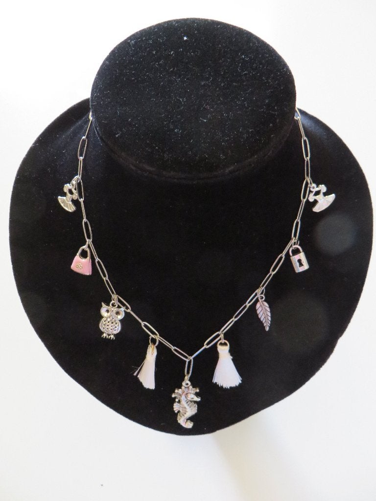 Ketting zilverkleur met bedeltjes, Ophalen, Nieuw, Zilver, Overige materialen