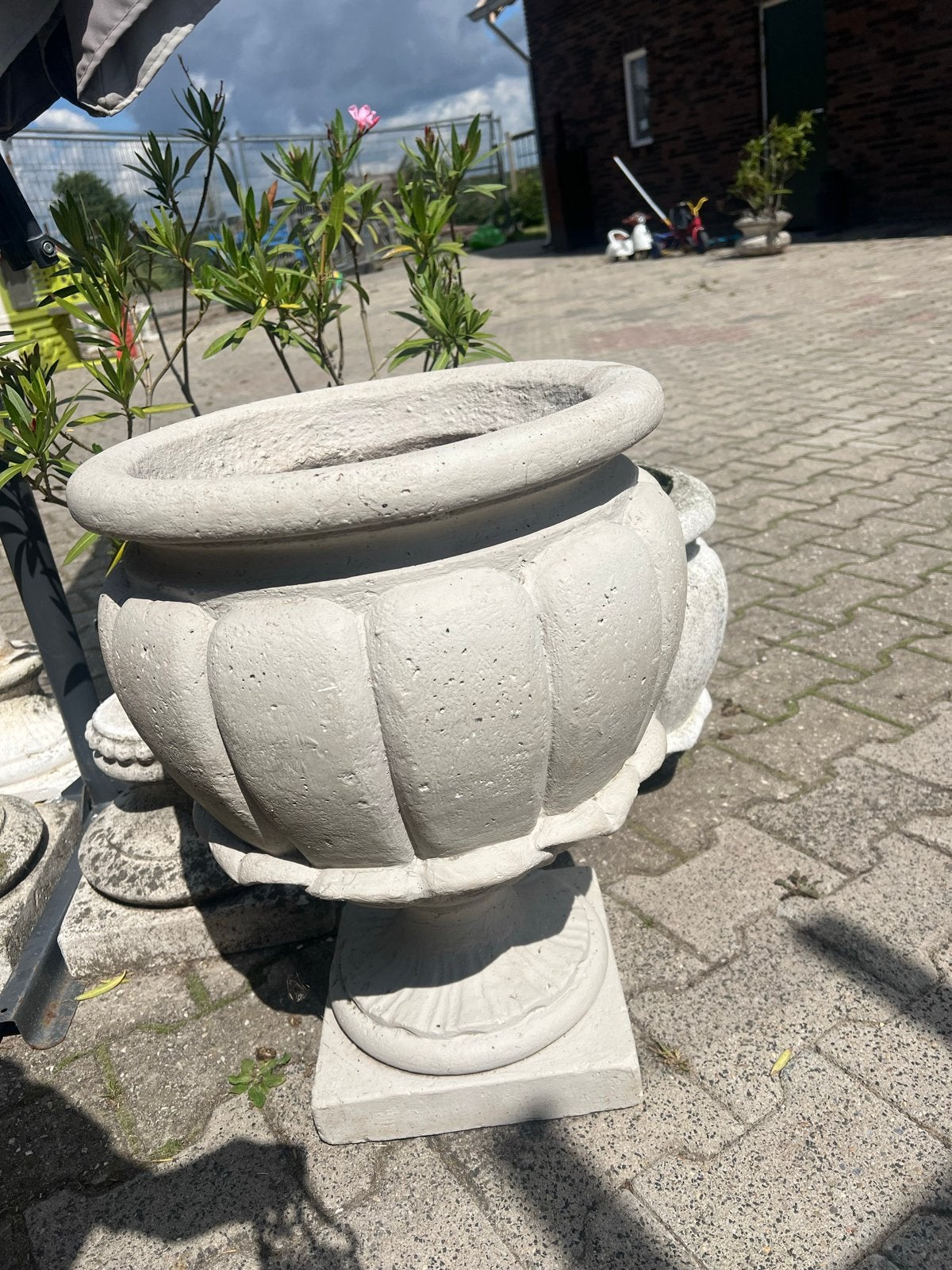 Decoratieve Betonnen Bloempot - Klassieke Stijl, Tuin en Terras, Ophalen, Gebruikt, Rond, Binnen