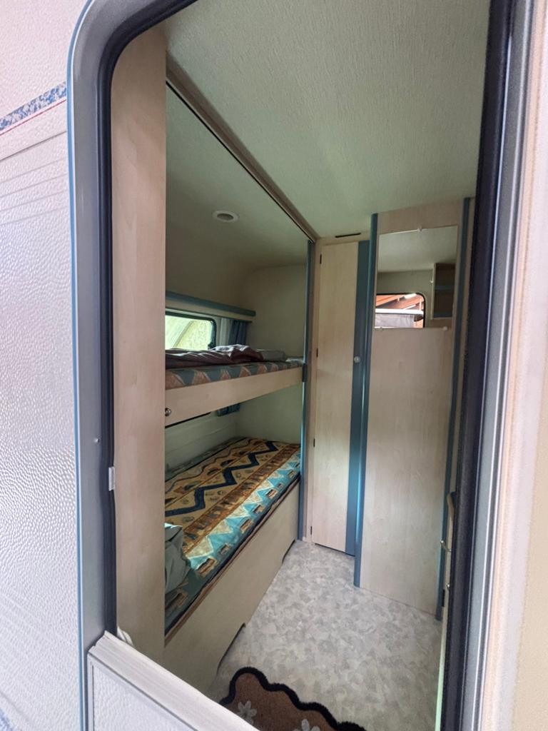 Nette Adria unica met KINDER KAMER STAPELBED! en voortent!, Rondzit, Bedrijf, Schokbreker, 750 - 1000 kg