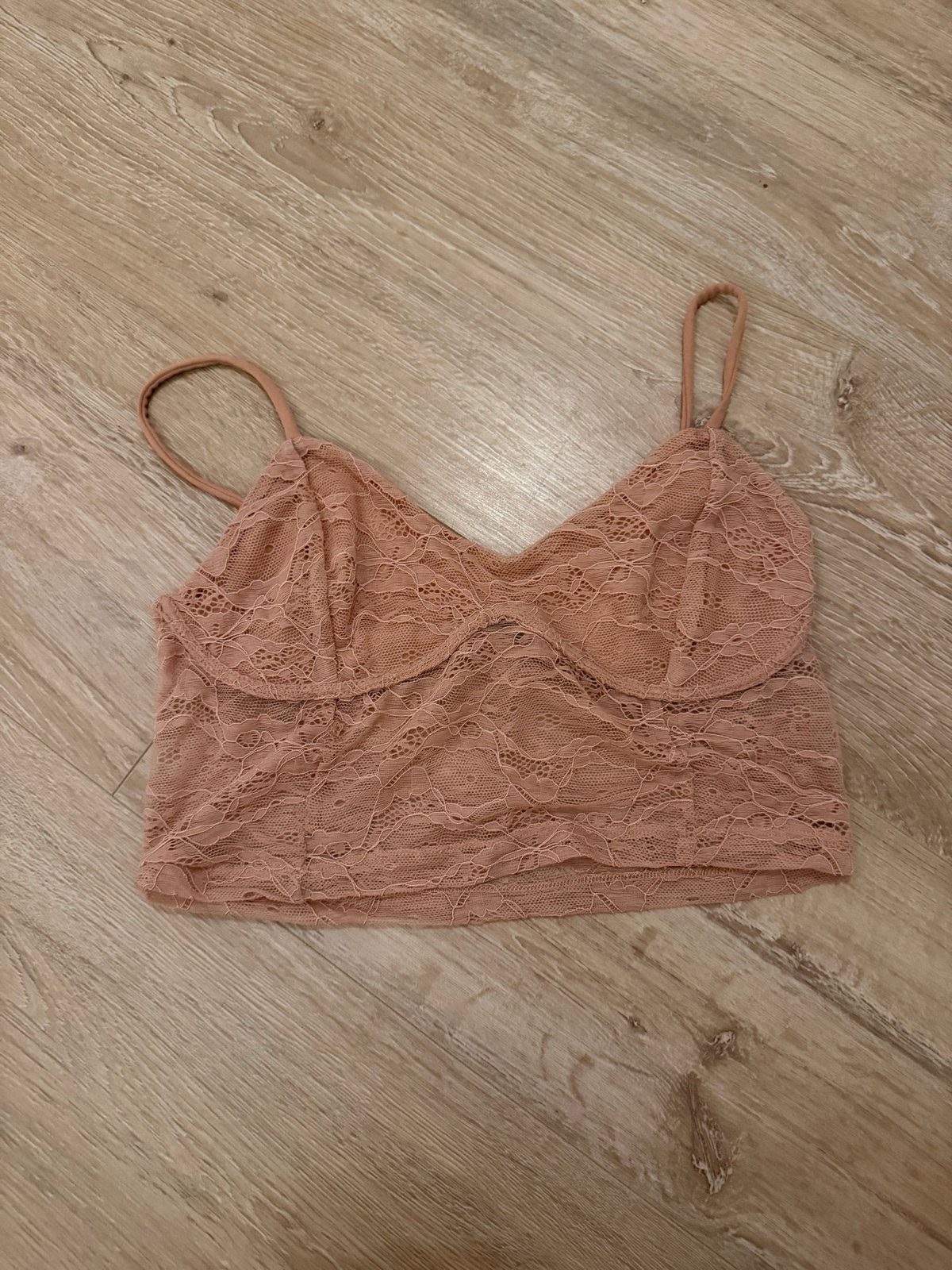Bershka Kanten Crop Top - Roze/Nude, Kleding | Dames, Tops, Ophalen of Verzenden, Zo goed als nieuw, Roze, Zonder mouw