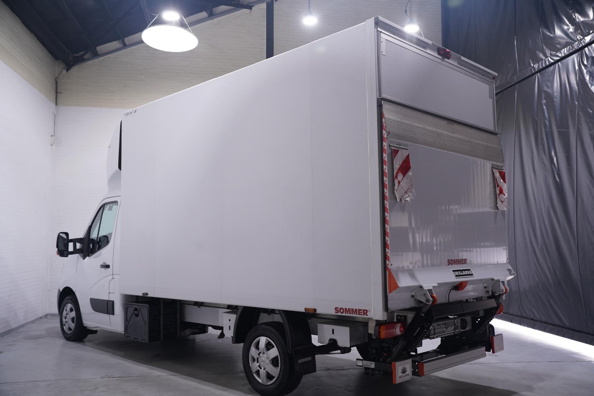 Nissan Interstar 2.3 DCi 165 pk Bakwagen met Laadklep Airco,, Stof, Gebruikt, 4 cilinders, 2500 kg
