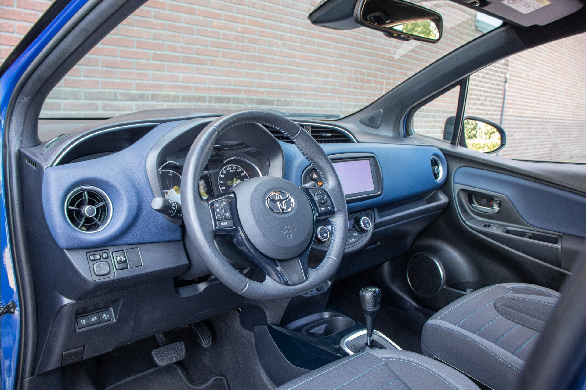 Toyota Yaris 1.5 Hybrid Bi-Tone, Carplay, Camera, LED, Lane, Gebruikt, 4 cilinders, Blauw, 49 €/maand