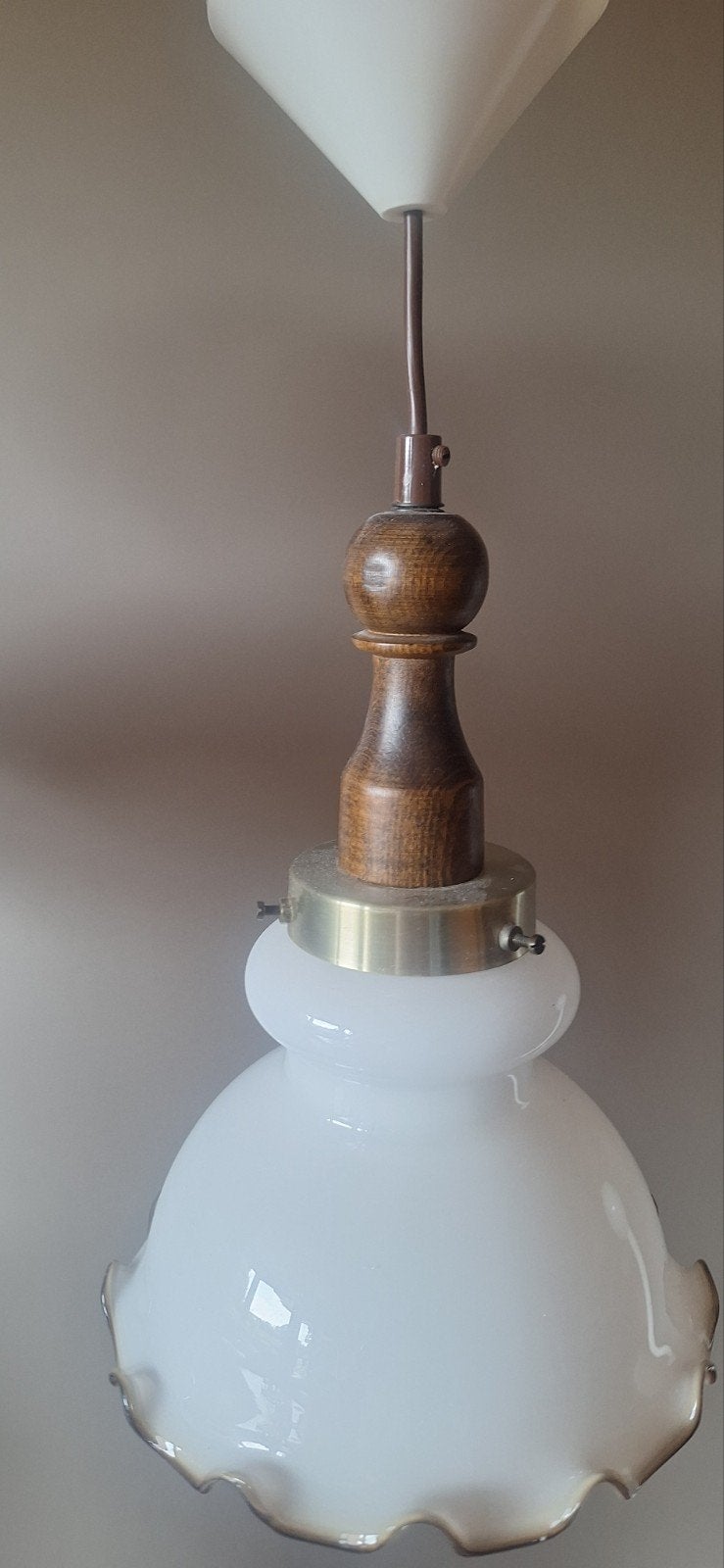 Vintage hanglamp met opaline glas en houten details, Ophalen, Minder dan 50 cm, Glas, Zo goed als nieuw