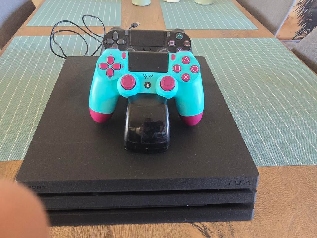 PlayStation 4 Pro met 2 controllers, Ophalen, Met 2 controllers, Zo goed als nieuw, 1 TB