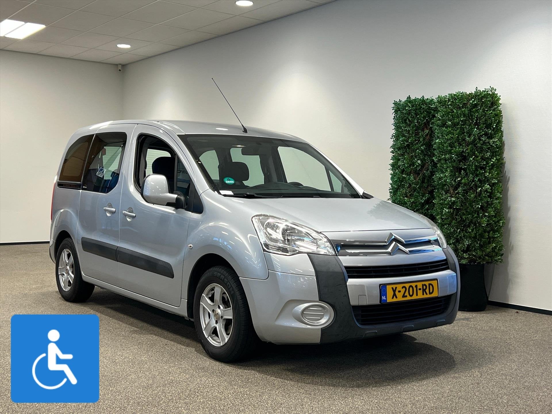 Citroen Berlingo Rolstoelauto 3+1 of 5+0 (airco) - VERWACHT, Auto's, Gebruikt, 98 pk, Handgeschakeld, Grijs