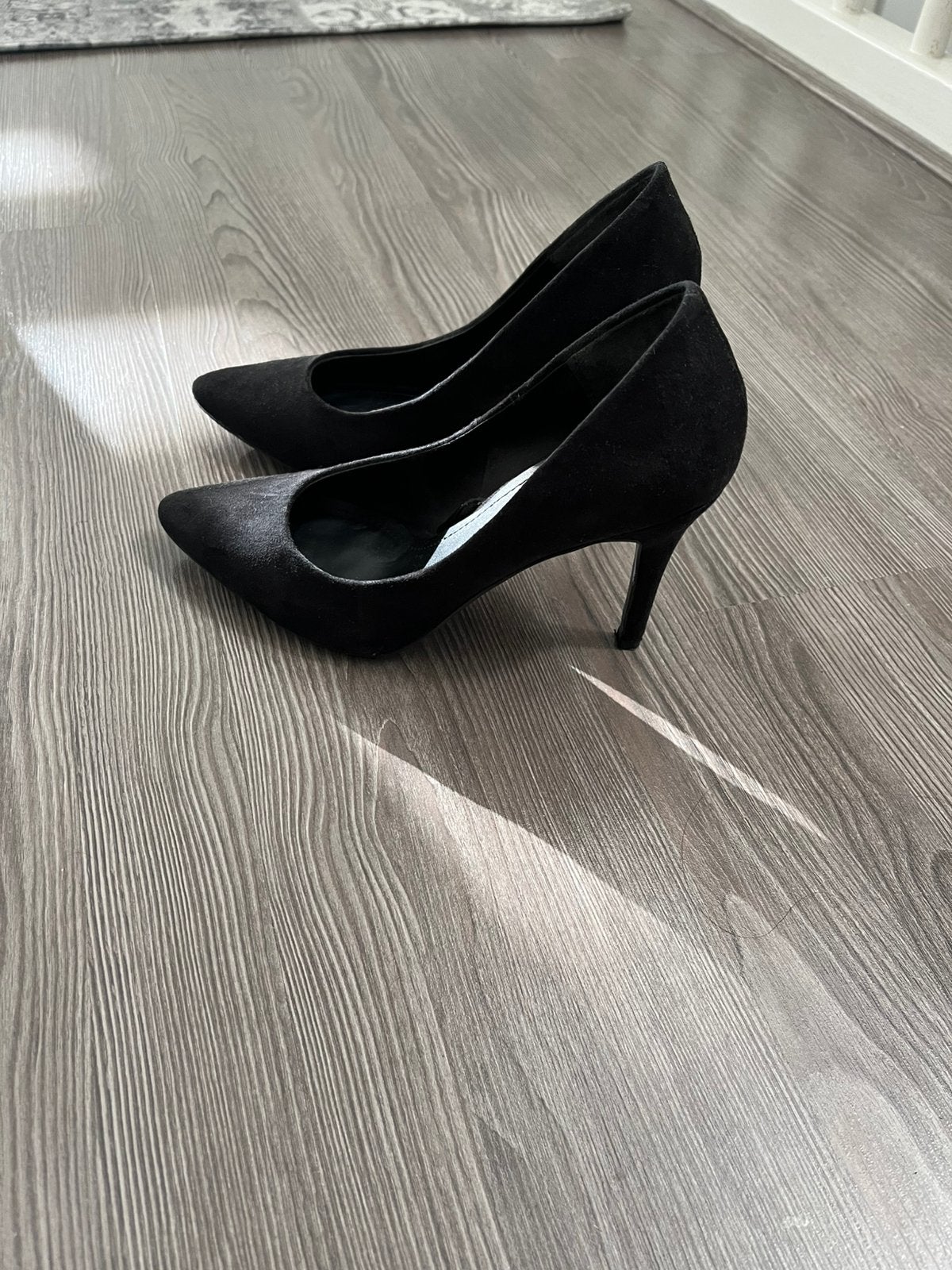 Zwart suede hoge hakken pumps maat 36 van H&M, Kleding | Dames, Ophalen of Verzenden, Zo goed als nieuw, Zwart