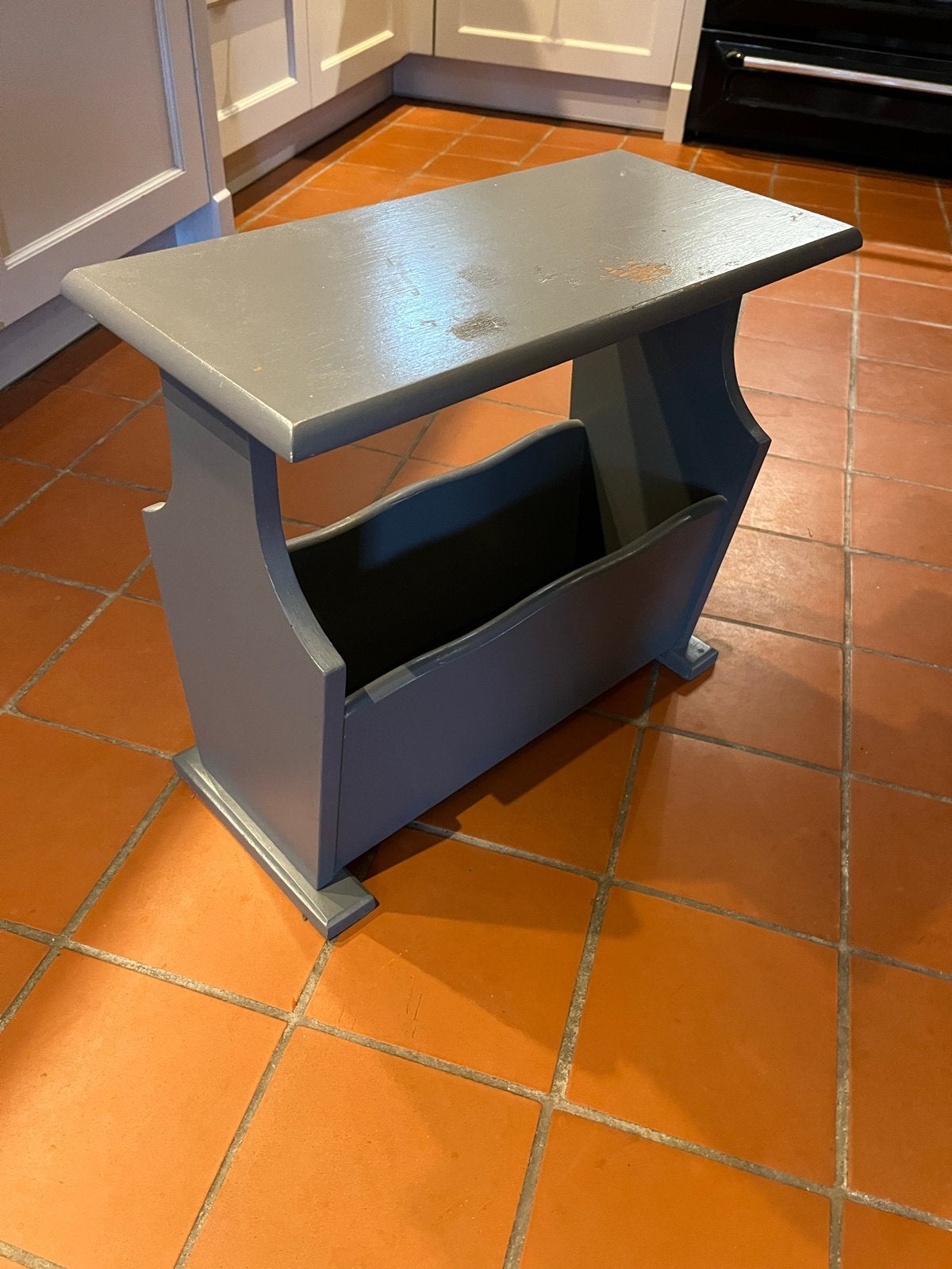 Grijze houten lectuurbak / bijzettafel, Ophalen, Gebruikt, Klassiek, Hout