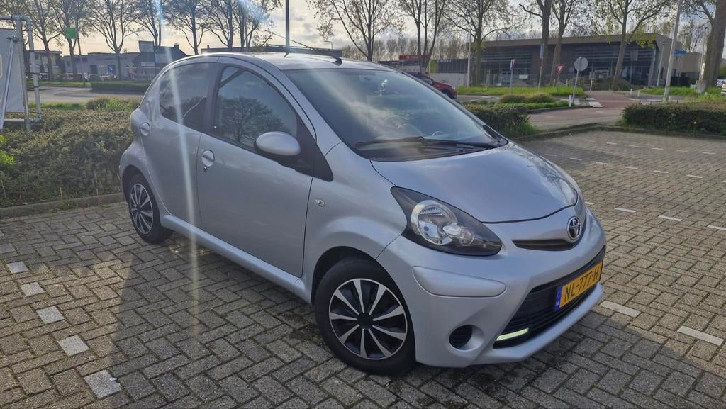 Toyota Aygo 1.0 12V Vvt-i 5DRS 2013 Grijs, Auto's, Toyota, Particulier, Aygo, Airbags, Airconditioning, Bluetooth, Centrale vergrendeling