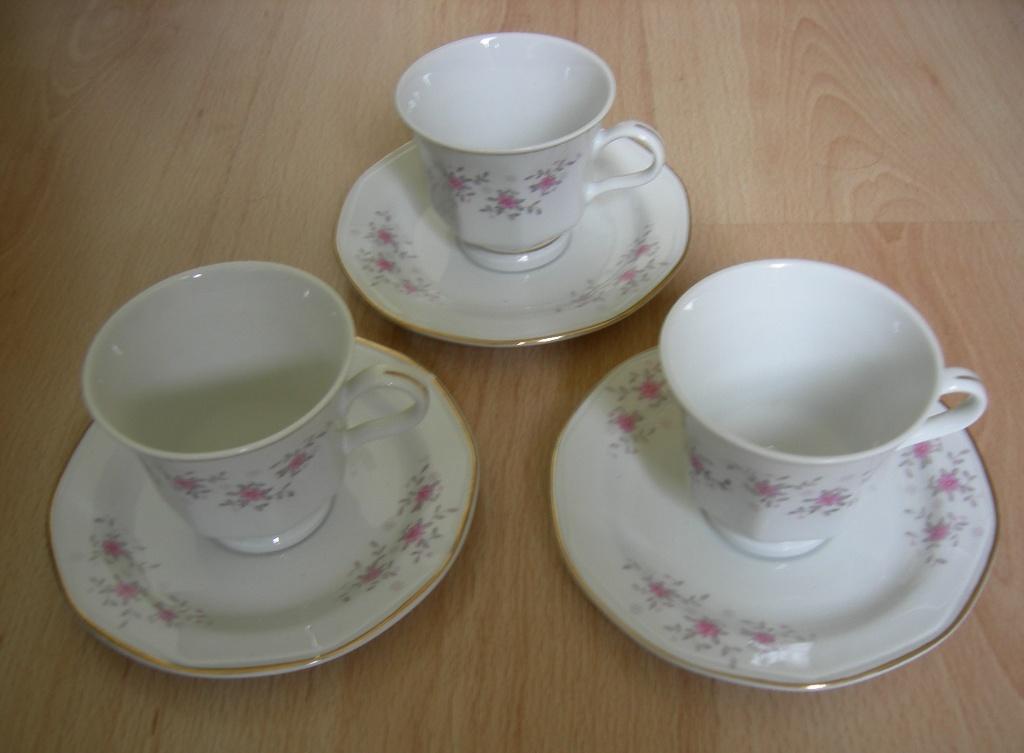 Set van 3 kop en schotels met mooi roosjes motief., Ophalen of Verzenden, Zo goed als nieuw, Overige stijlen, Kop(pen) en/of Schotel(s)