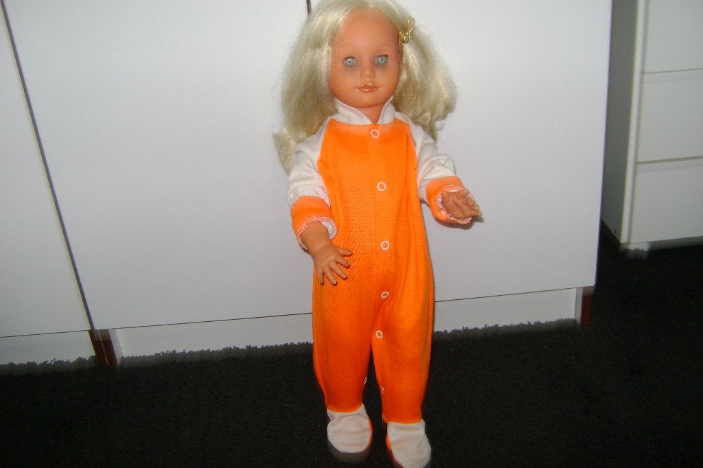 grote retro pop jaren 70 met oranje pakje aan van 60cm groot, Ophalen of Verzenden, Zo goed als nieuw, Pop