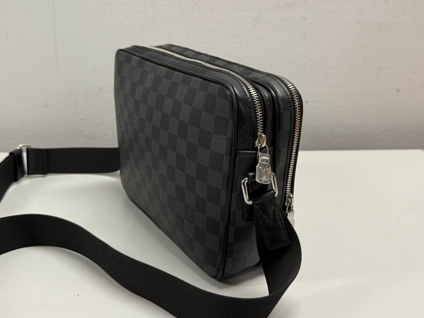 Louis Vuitton Damier Graphite Trocadero Messenger PM N40087, Ophalen of Verzenden, Zo goed als nieuw, Zwart, Handtas