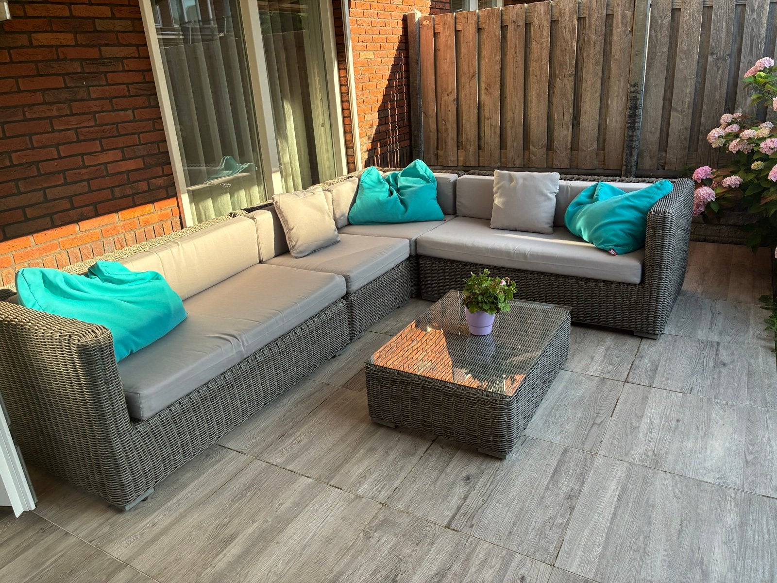 Arbrini loungeset wicker grijs met kussens en salontafel., Tuin en Terras, Tuinsets en Loungesets, Ophalen, Meer dan 8 zitplaatsen