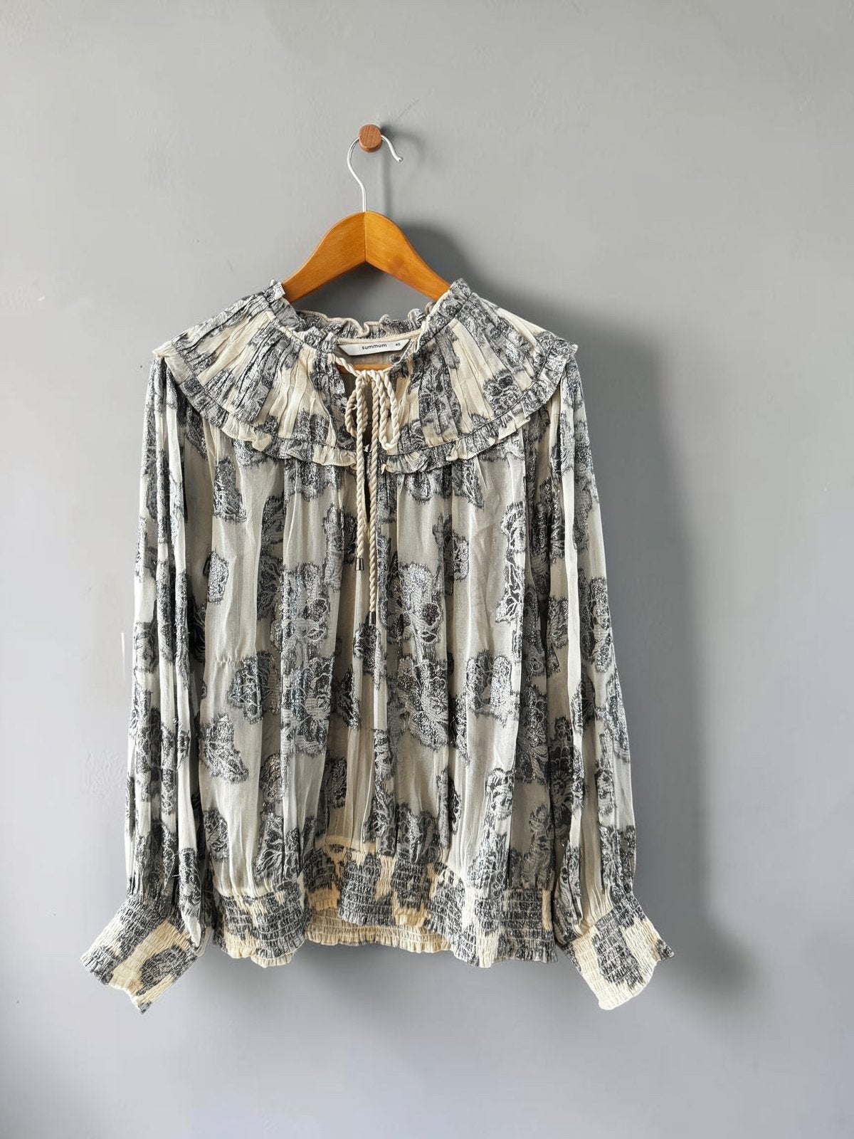 Summum blouse bloemenprint zilver beige lurex ruffle 40, Ophalen of Verzenden, Zo goed als nieuw, Maat 38/40 (M), Beige