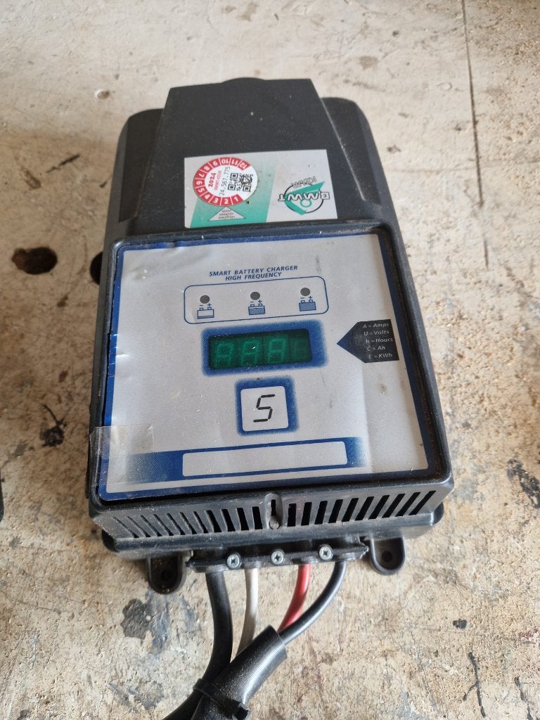 1x acculader SPE 24v  en 2x Belatron lader 48v en 24v, Ophalen, Gebruikt