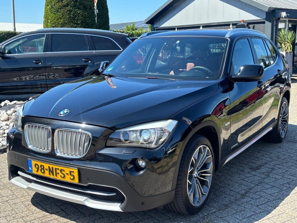 BMW X1 2.8i X-Drive High Exe Automaat 2010 NL Auto Trekhaak, Auto's, Euro 5, Gebruikt, 2000 kg, 259 pk