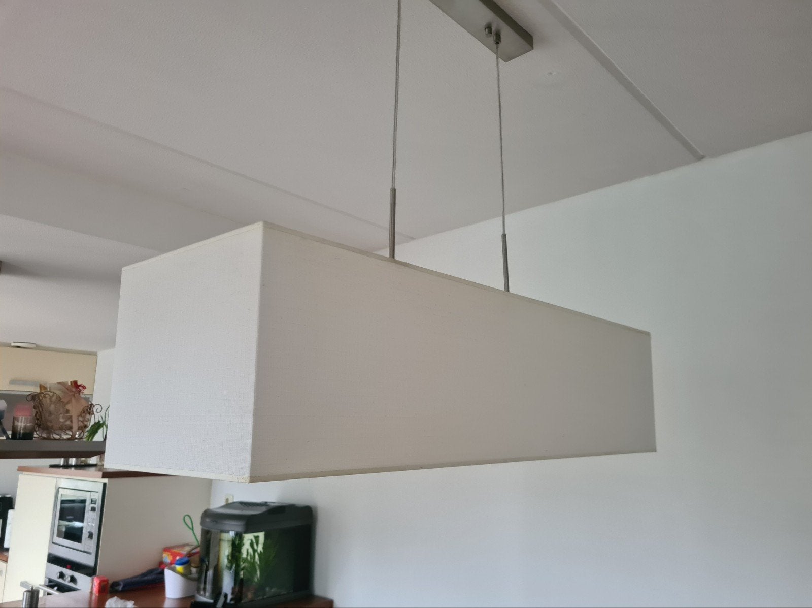 Een grote hanglamp, cremewit. Lxhxb 100x25x30 cm, Ophalen