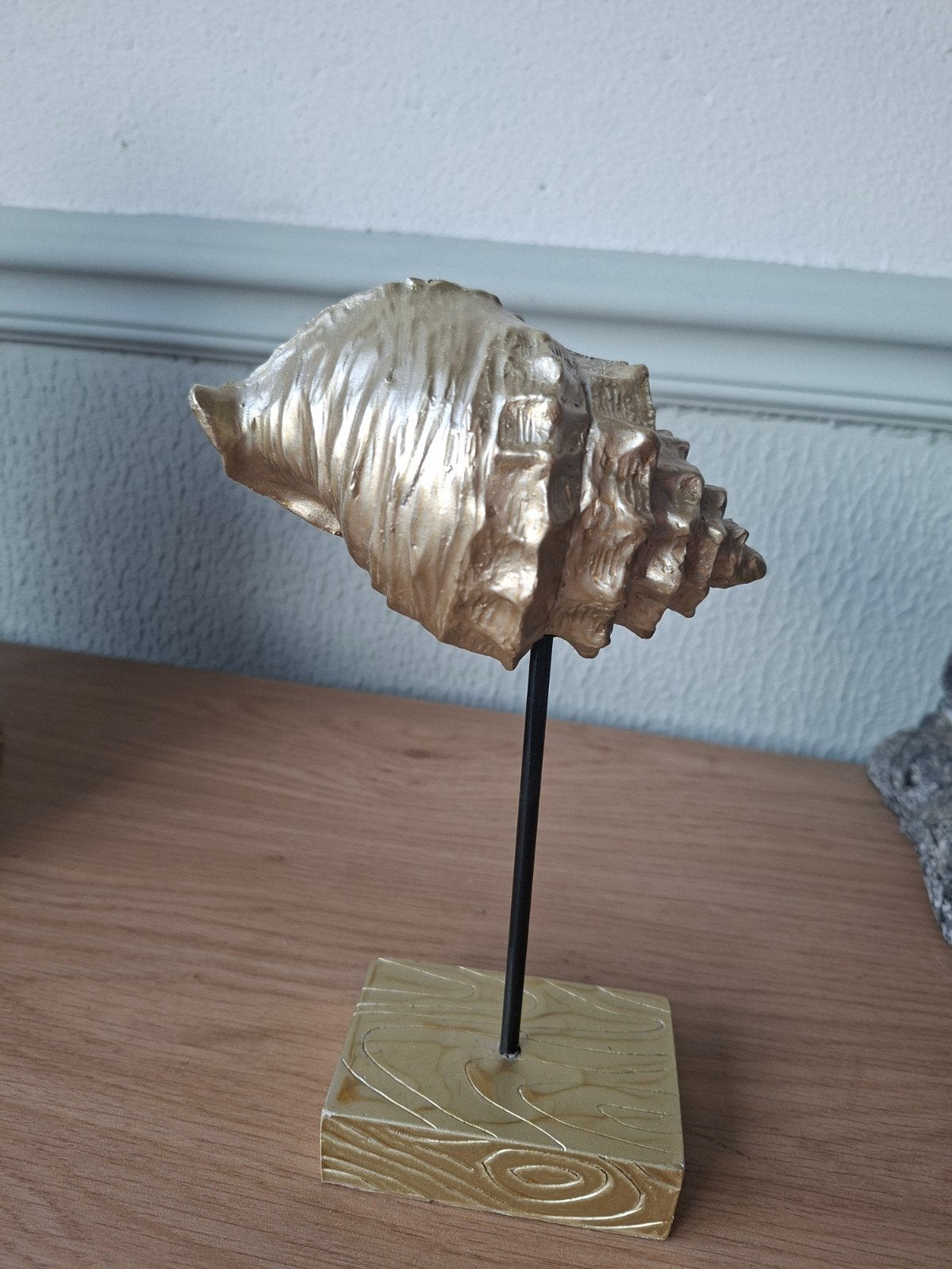 Gouden schelp decoratie op standaard, 22x14 cm, Huis en Inrichting, Kunststof, Ophalen of Verzenden, Zo goed als nieuw, Goud