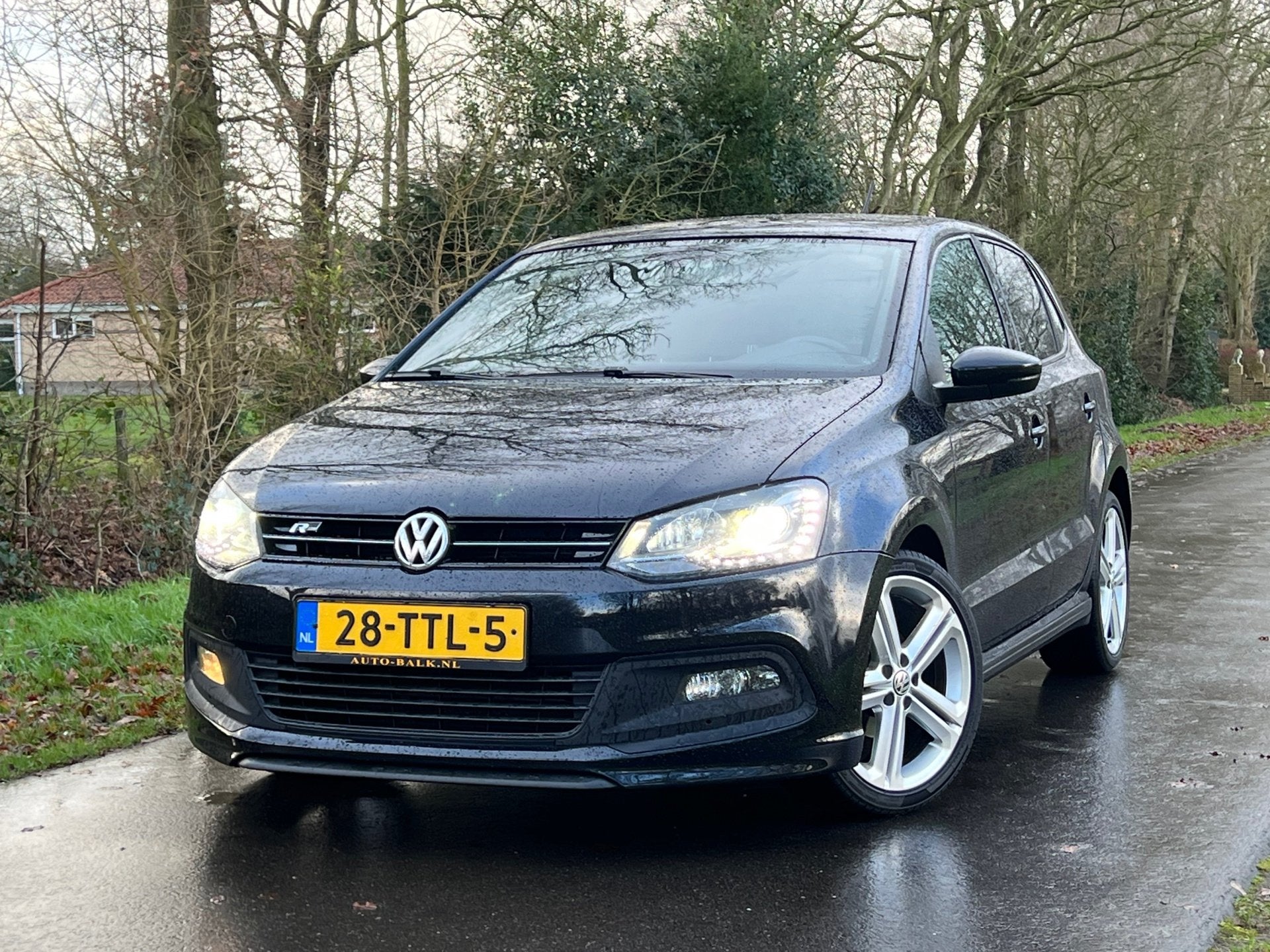Volkswagen Polo 1.2 TSI R-Line | Automaat + Lederbekleding +, Auto's, Volkswagen, Euro 5, Zwart, 4 cilinders, Parkeersensor