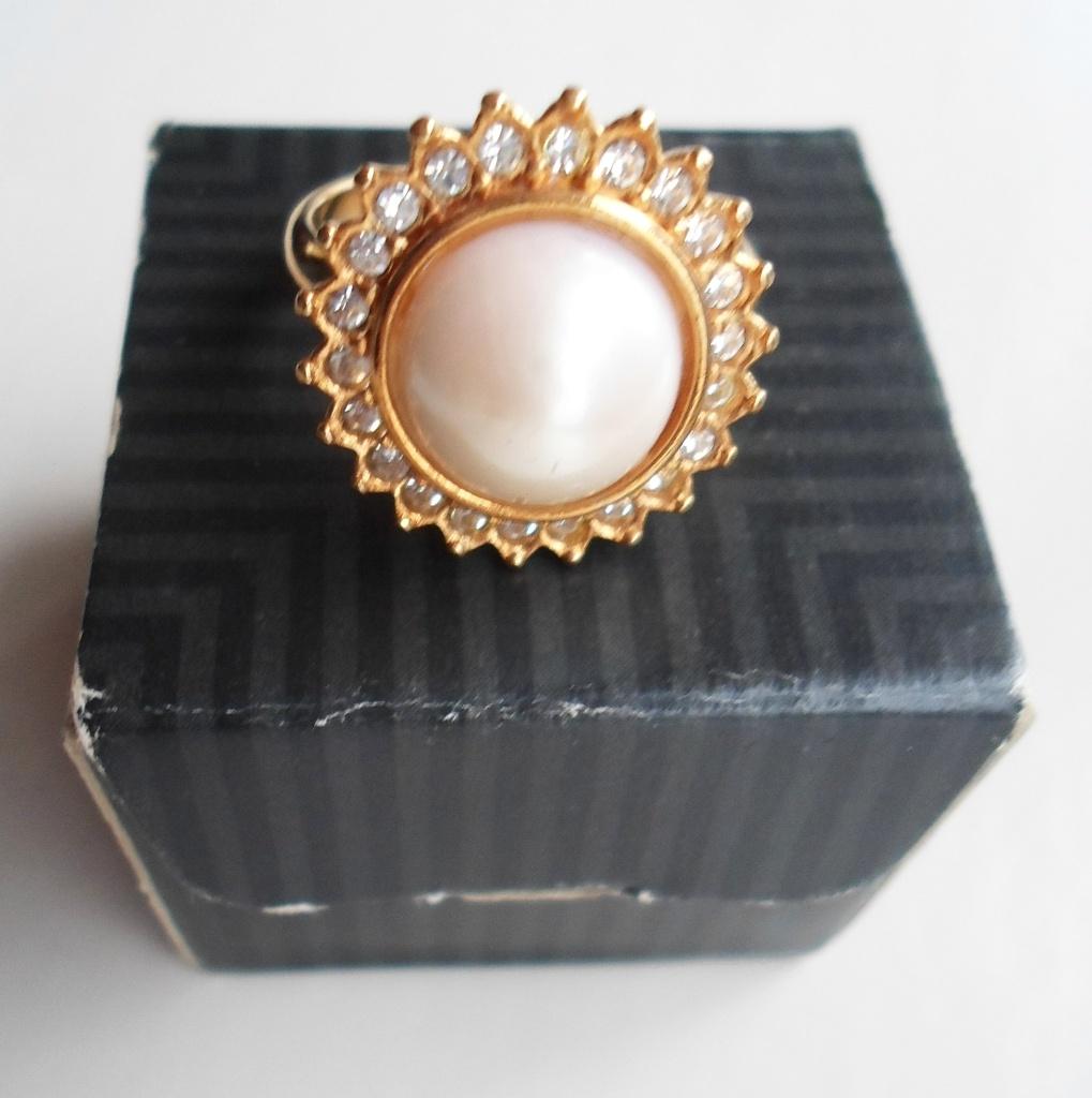 AVON Ring met faux parel en strass steentjes. Goldplated, 18 tot 19, Nieuw, Ophalen of Verzenden, Dame of Heer