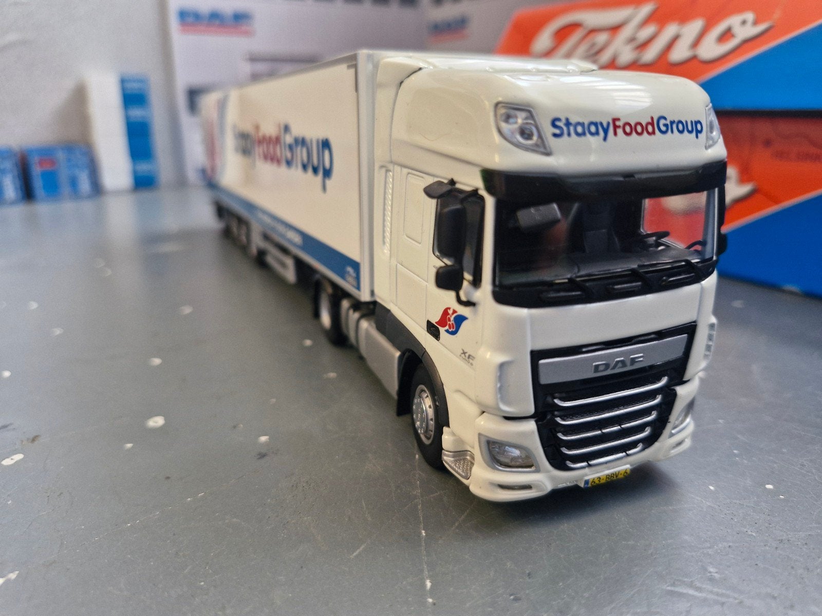 daf XF met koeltrailer tekno STAAY FOOD GROUP, Hobby en Vrije tijd, Modelauto's | 1:50, Ophalen of Verzenden, Zo goed als nieuw