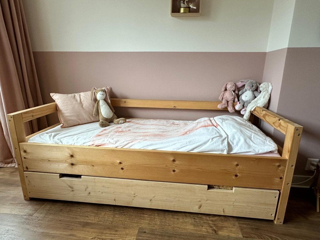 Junior bed met onderschuiflade en uitvalplankje, Ophalen, 70 tot 85 cm, Zo goed als nieuw, Lattenbodem