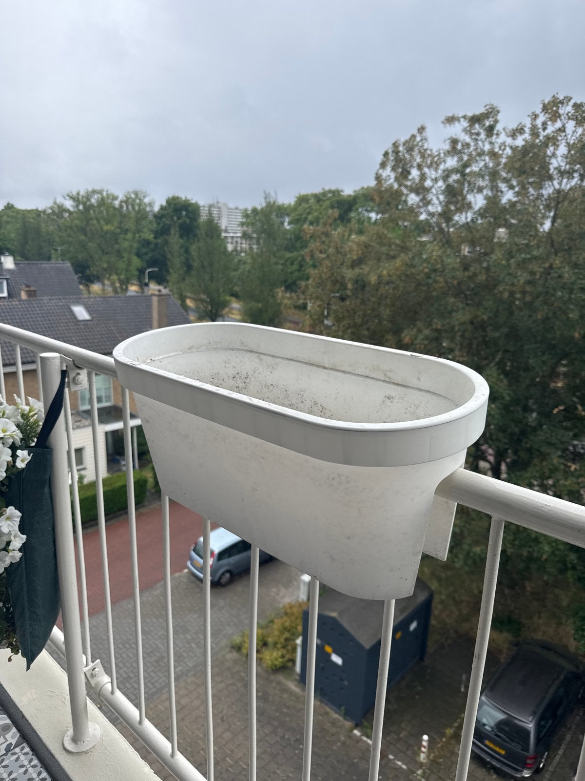 2 stuks: Witte balkon bloembakken voor reling, Ophalen, Kunststof, Gebruikt, Minder dan 30 cm