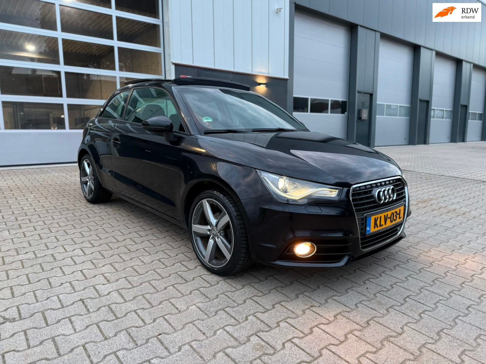 Audi A1 1.2 TFSI S Line Full Options Pano Stoelverw Parksens, Auto's, Audi, Voorwielaandrijving, Euro 5, Zwart, 4 cilinders