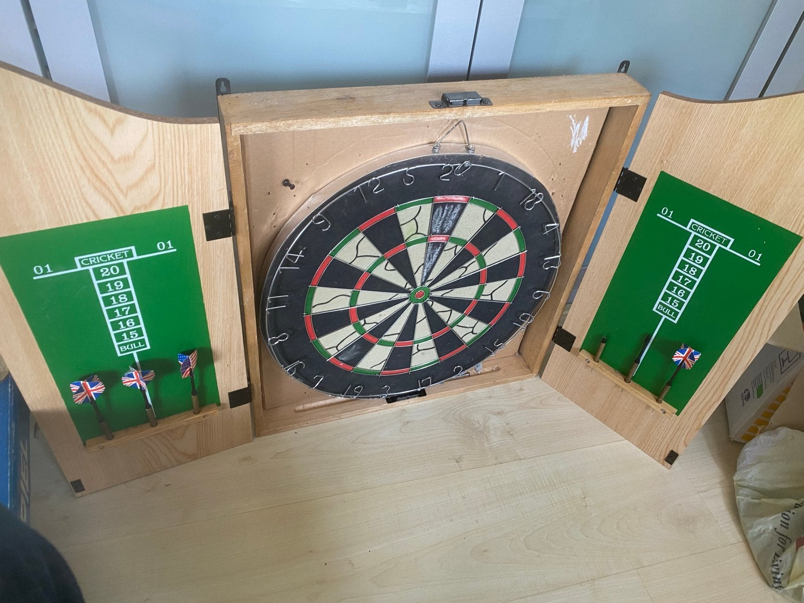 Kings Head Dartbord in Houten Kabinet met 3 Pijlen, Ophalen, Gebruikt, Dartbord met pijlen