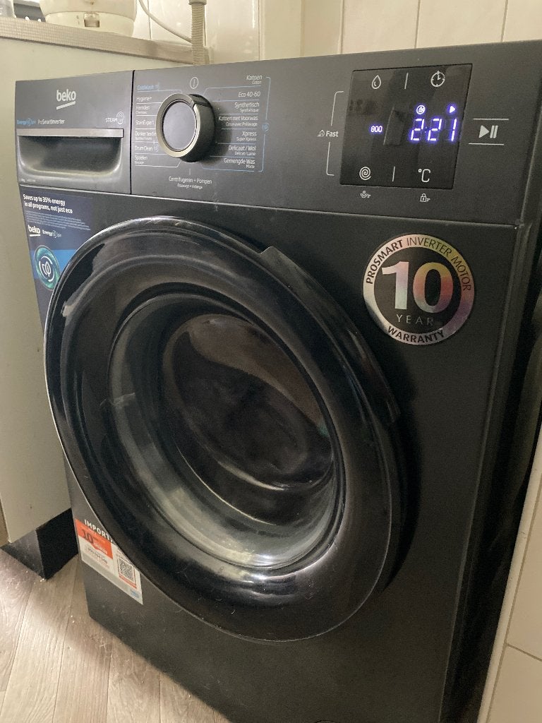Mooie net 1 jaar oude zwarte wasmachine, Ophalen, Zo goed als nieuw, Energieklasse A of zuiniger, 85 tot 90 cm