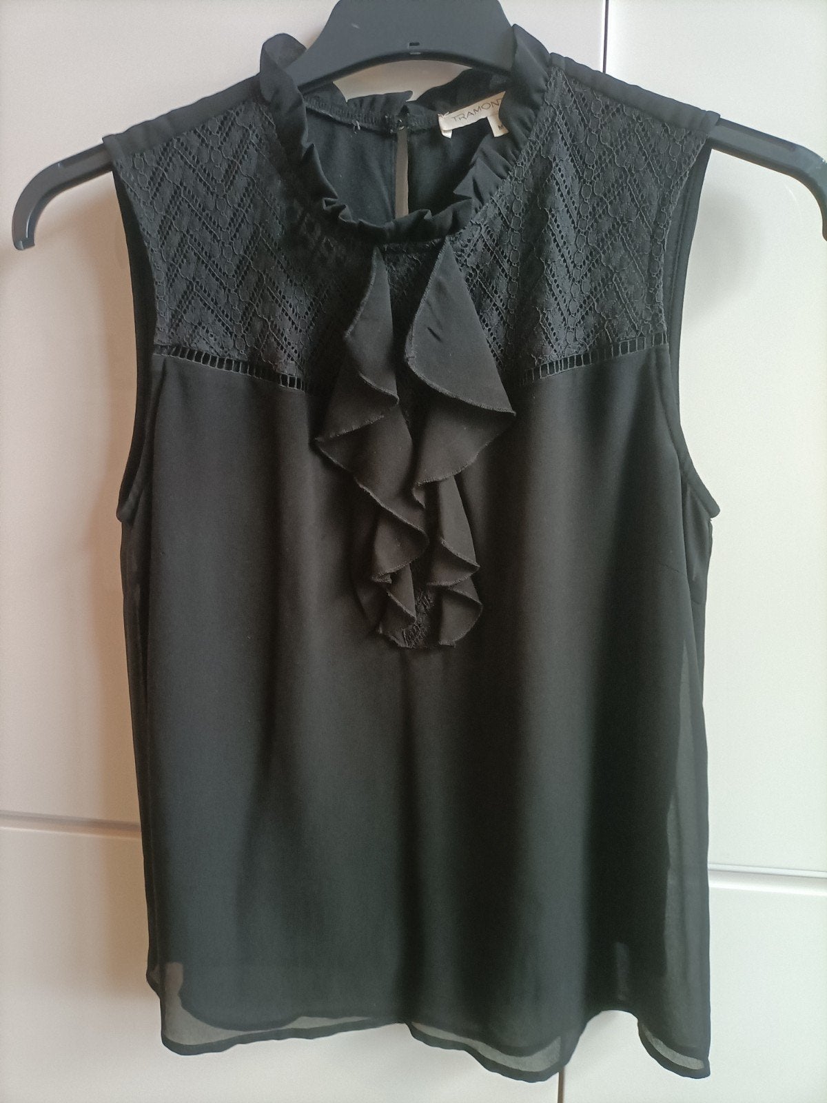 Zwarte mouwloze blouse met ruches en kant, Maat 38/40 (M), Zwart, Ophalen of Verzenden, Zonder mouw