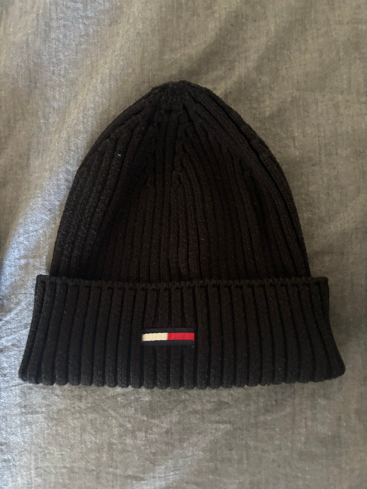 Zwarte Tommy Hilfiger Muts - Zo goed als nieuw, Kleding | Dames, Hoeden en Petten, Ophalen of Verzenden, Zo goed als nieuw, One size fits all