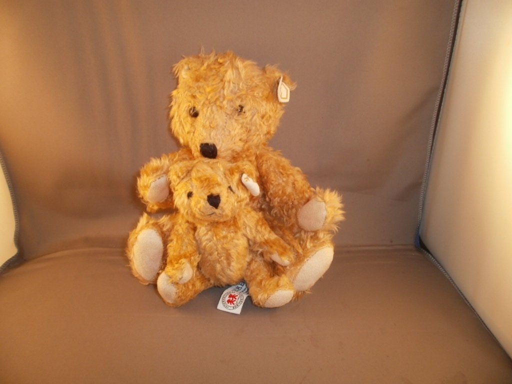 Bon Ton de bijenkorf beer met baby beer harig bruin en crème, Verzamelen, Beren en Cherished Teddies, Ophalen of Verzenden, Zo goed als nieuw