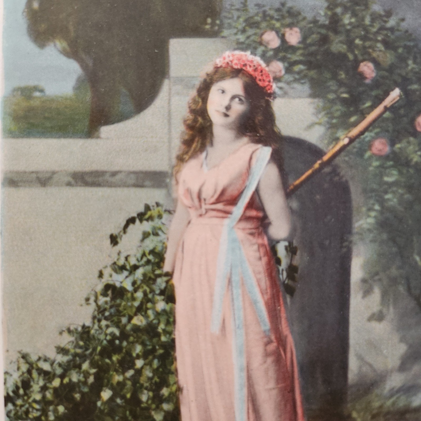 Antieke handgekleurde fotokaart van een dame in roze jurk, Verzenden, Voor 1920, Gelopen, Overige thema's