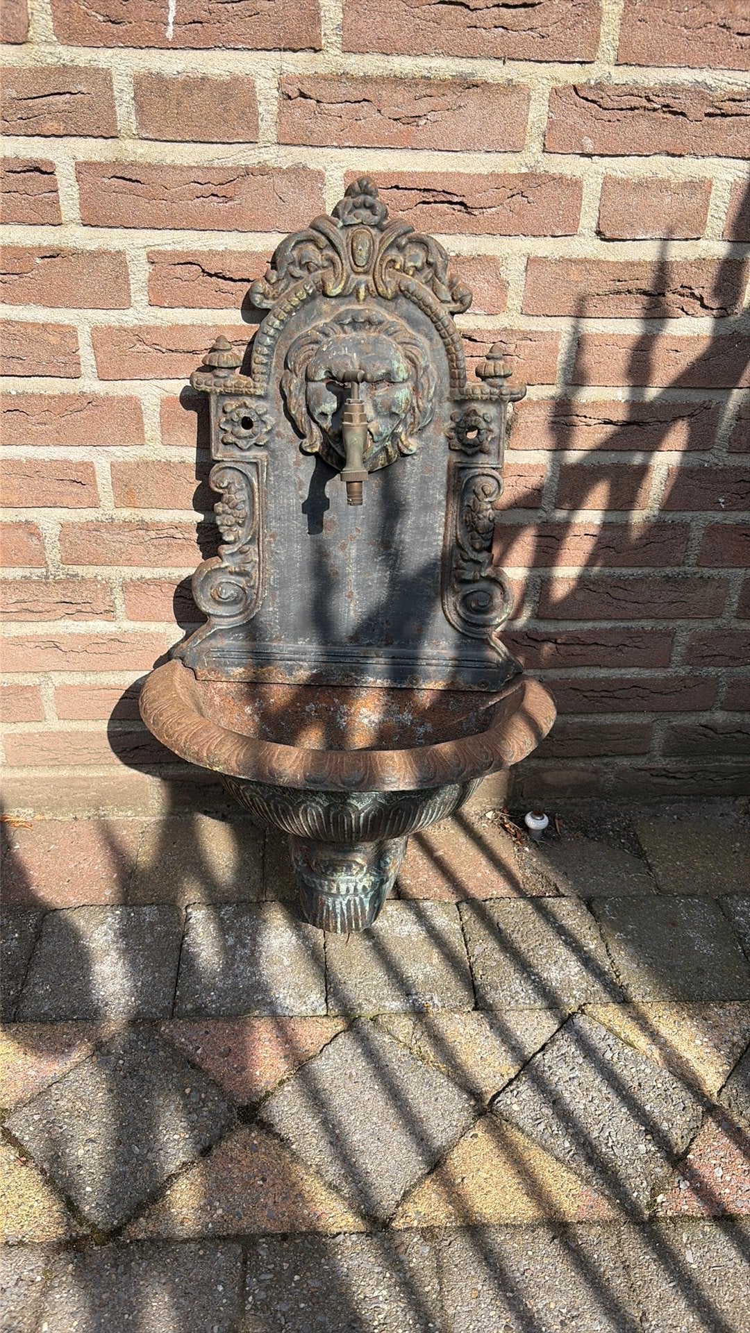 Gietijzeren muur fontein, Ophalen
