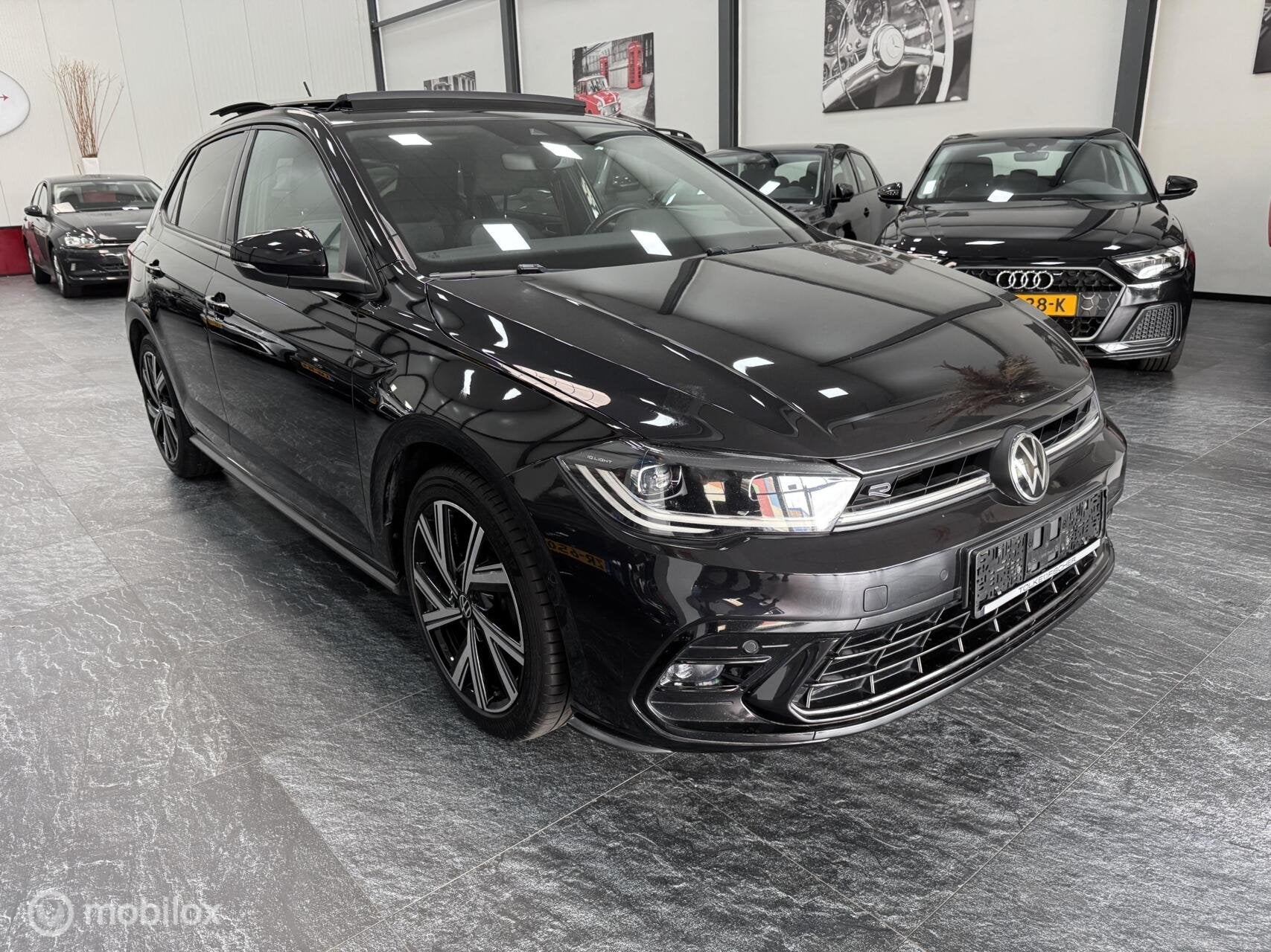 Volkswagen Polo R LINE AUTOMAAT PANO IQ KEYLESS FULL OPTION, Auto's, Dealer onderhouden, Gebruikt, Zwart, Zwart