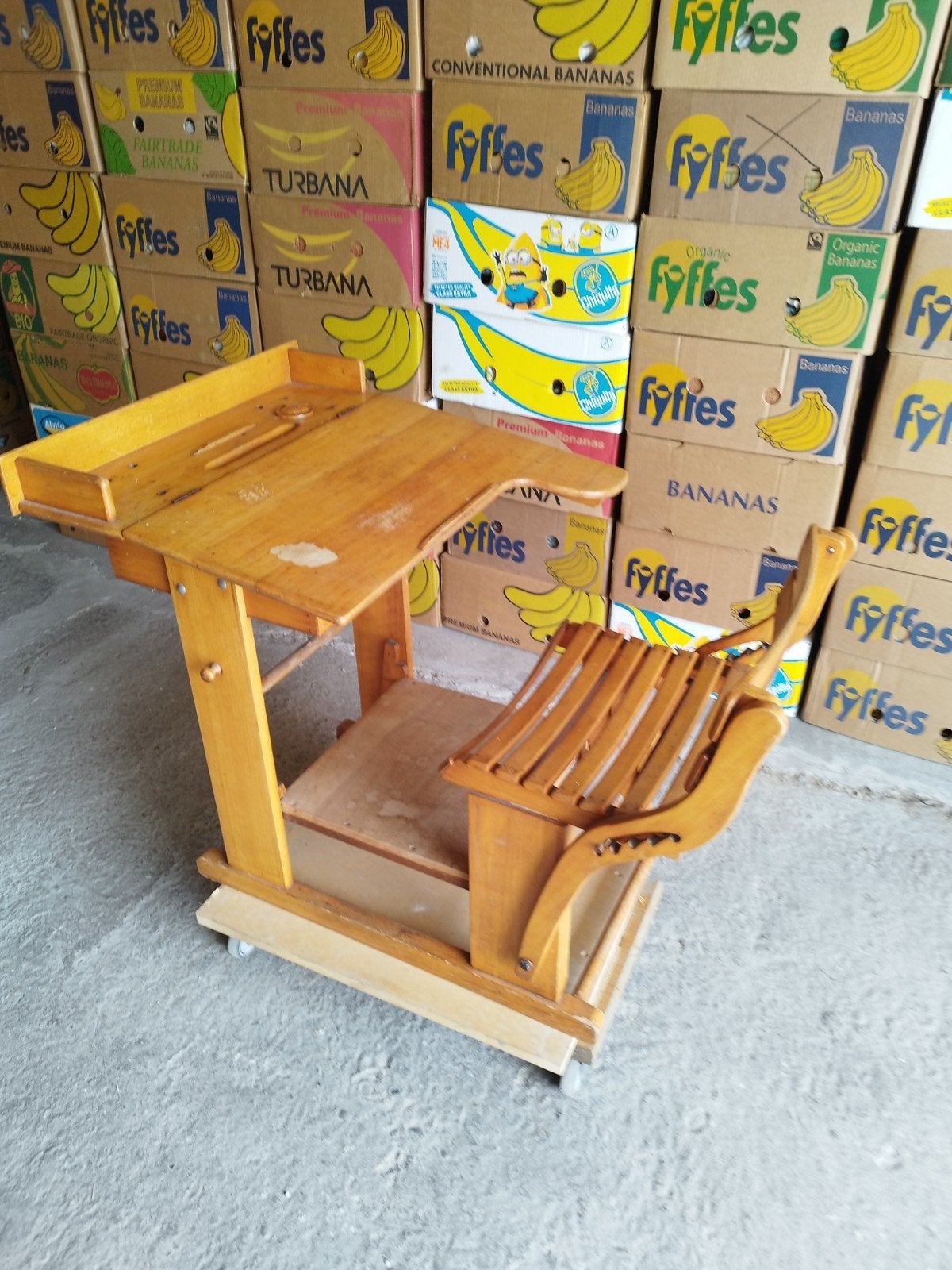 Vintage houten kinderbureau met stoel, Ophalen of Verzenden