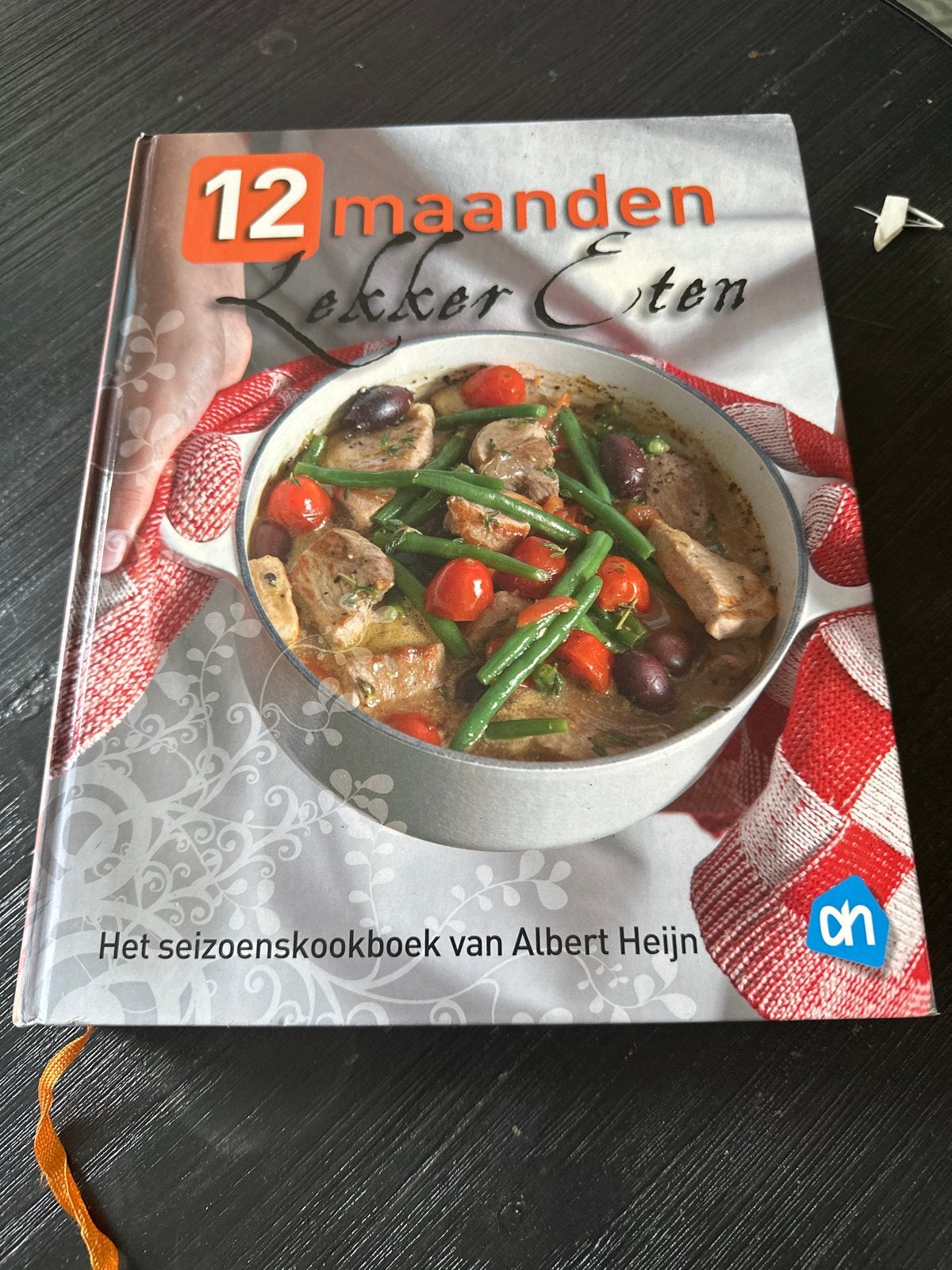 12 maanden Lekker Eten - Het seizoenskookboek van Albert Hei, Boeken, Ophalen of Verzenden, Zo goed als nieuw, Overige gebieden