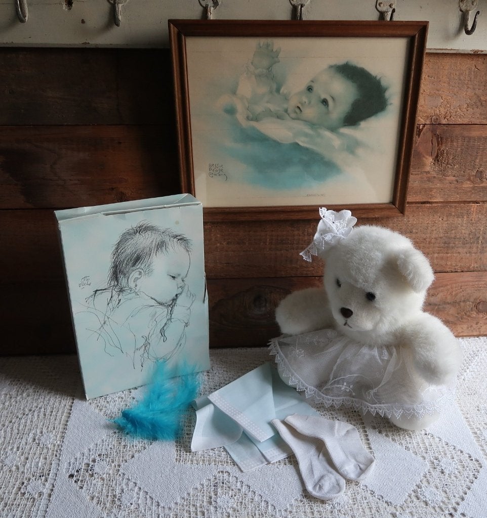 Schattige witte teddybeer met kanten jurkje en accessoires, Ophalen of Verzenden, Zo goed als nieuw, Overige typen