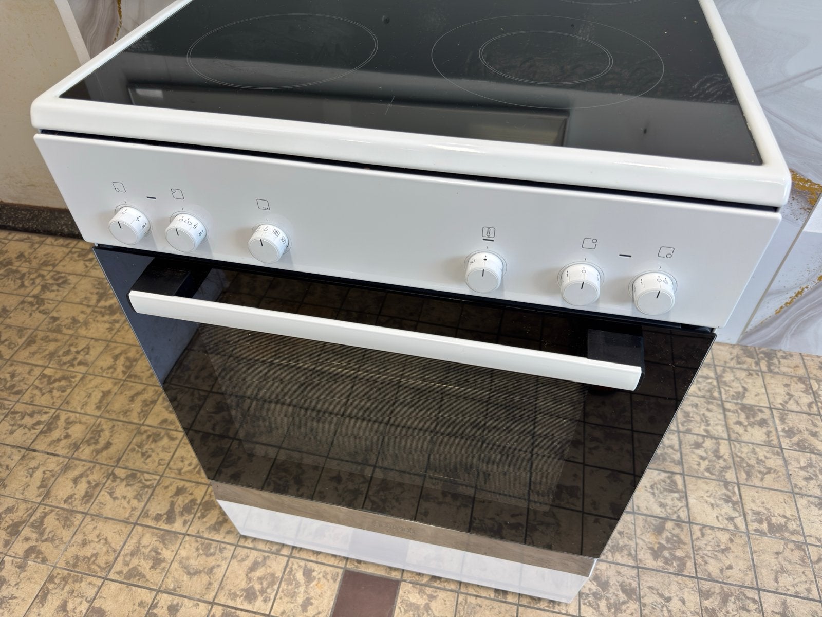 Bosch Elektrisch Fornuis - 2 Fasen, 59,5x85 cm, in TopStaat, Ophalen, 4 kookzones, Zo goed als nieuw, 85 tot 90 cm