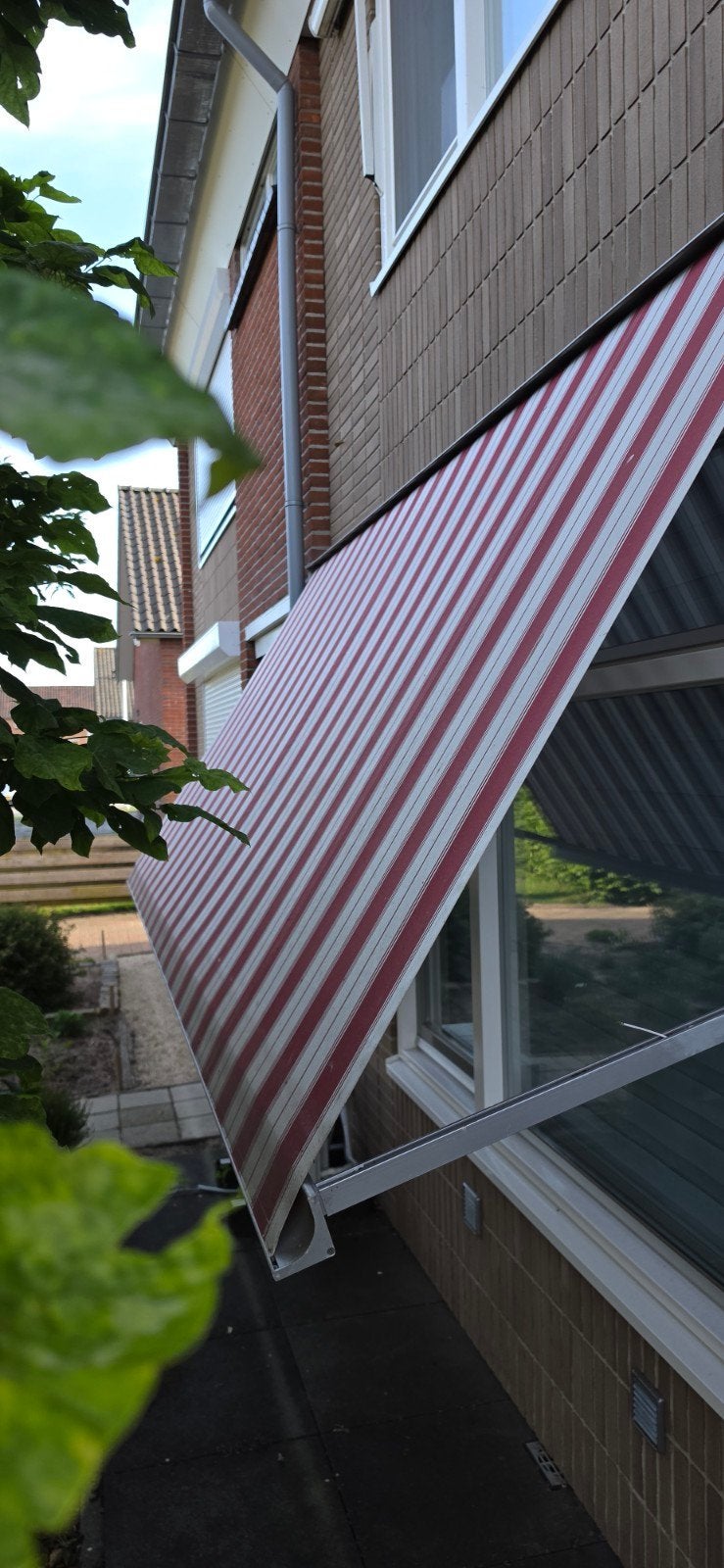 Uitvalscherm rood/wit gestreept, Tuin en Terras, Zonneschermen, Ophalen, Gebruikt, Elektrisch, 250 cm tot 450 cm