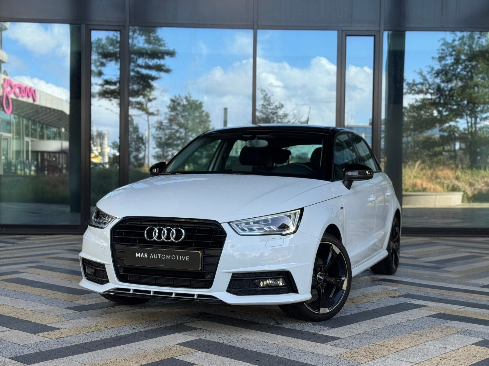 Audi A1 1.0 TFSI S-Line|Stoelverwarming|Trekhaak|Parkeerhulp, Voorwielaandrijving, Stof, A1, Zwart