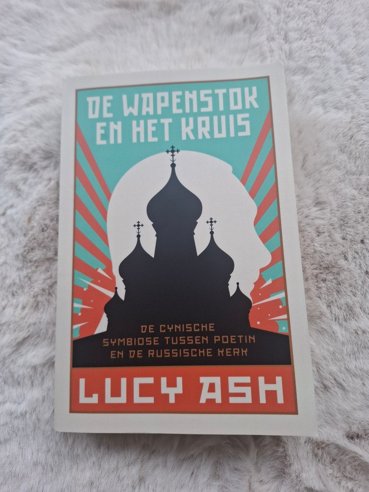 Lucy Ash  De Wapenstok en het Kruis, Ophalen of Verzenden, Zo goed als nieuw, Lucy Ash