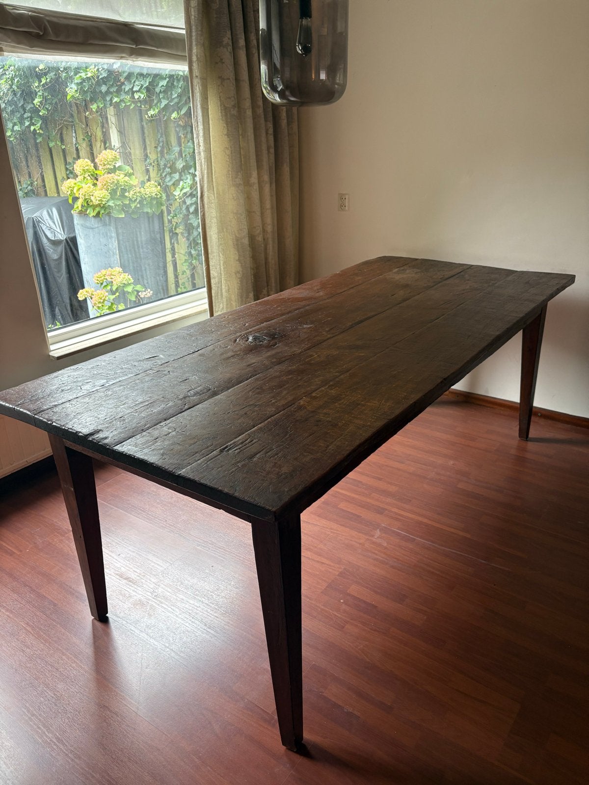 Robuuste houten eettafel met gebruikssporen, Ophalen